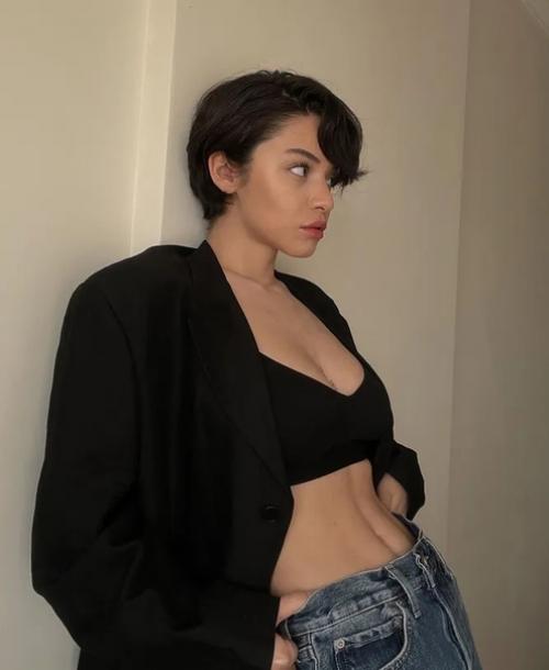 Прическа Горячей Мамочки: 7 вариантов самой стильной короткой стрижки сезона. 05