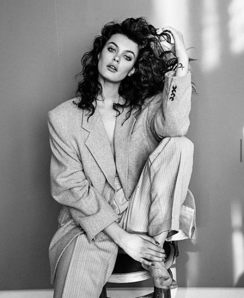 Выборг.  13 и 14 апреля есть места на подобную фотосессию в базовых женственных образах, стиль 'небрежная элегантность'. 01