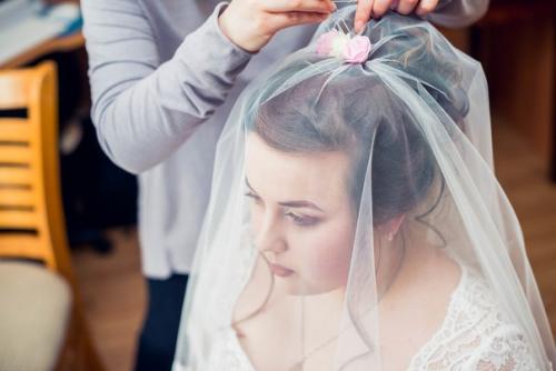 Здравствуйте!  Я - дипломированный визажист, стилист по прическам. 05