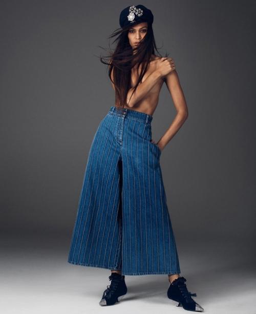 Алекси любомирски запечатлел Джоан смоллс в стильных джинсовых образах от Самиры наср в фотосессии Голубая Волна для Elle US, апрель 2018 г. 03