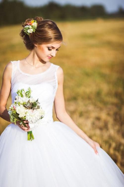 Живые цветы восхитительны в свадебной прическе? 01