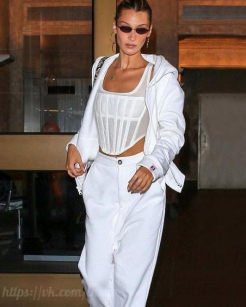 Мода нулевых - это уникальный и яркий период в истории стиля, который оставил неизгладимый след в мире моды. 05