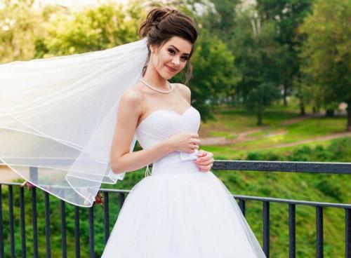 Здравствуйте!  Я - дипломированный визажист, стилист по прическам. 03