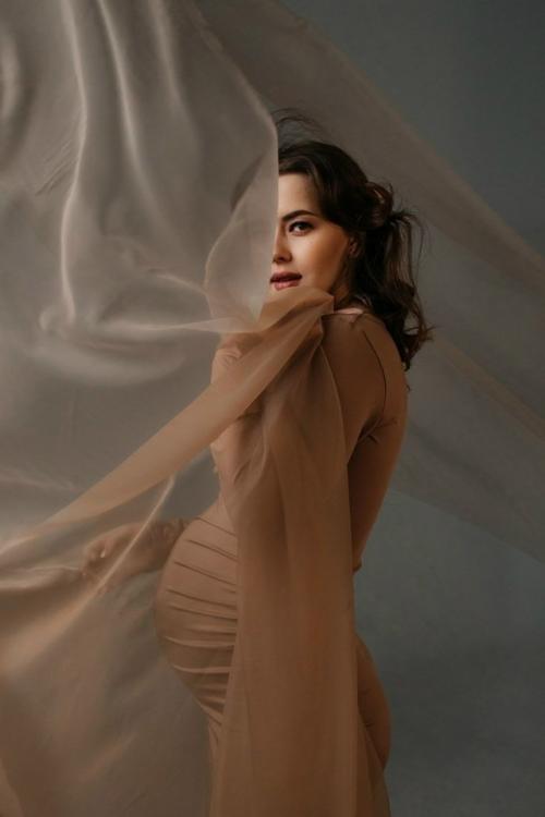 Добрый день!  Фотограф и модель ищет визажиста, который сможет выполнить макияж и прическу в формате ТФП 4 или 7 мая. 03