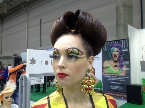 Подиумный макияж.

Подиумный макияж должен создаваться в соответствии с последними тенденциями моды и выражать оригинальную идею.