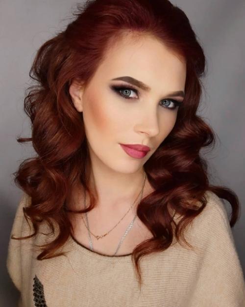 Не зря говорят, что прическа - это залог успеха любого вечернего образа, а макияж в данном случае должен ее дополнять. 01