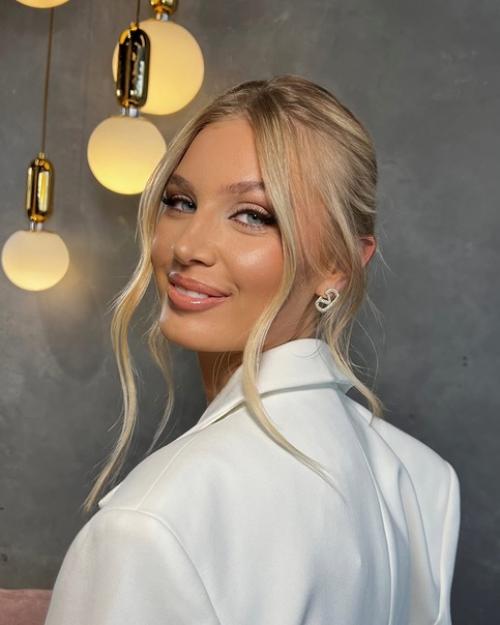 Мы встречаем уикенд роскошным образом от нашей команды стилистов. 02