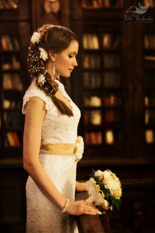 Живые цветы восхитительны в свадебной прическе? 04