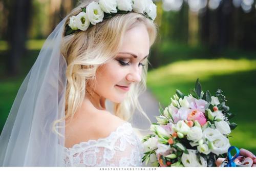 Живые цветы восхитительны в свадебной прическе? 06