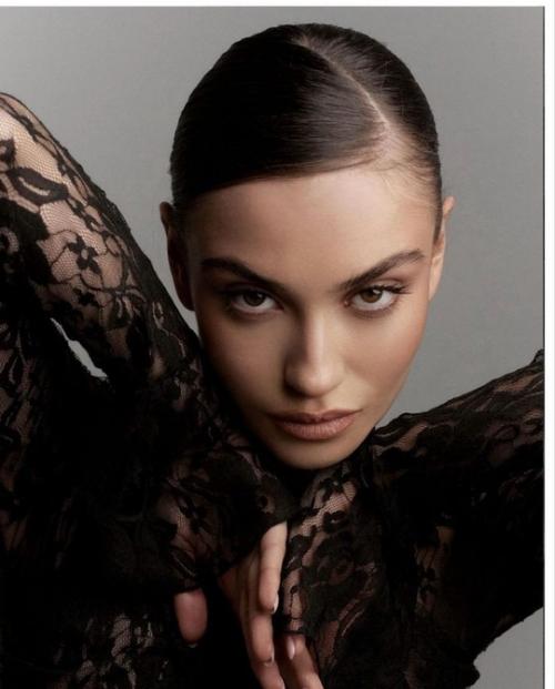 Выборг.  13 и 14 апреля есть места на подобную фотосессию в базовых женственных образах, стиль 'небрежная элегантность'. 07