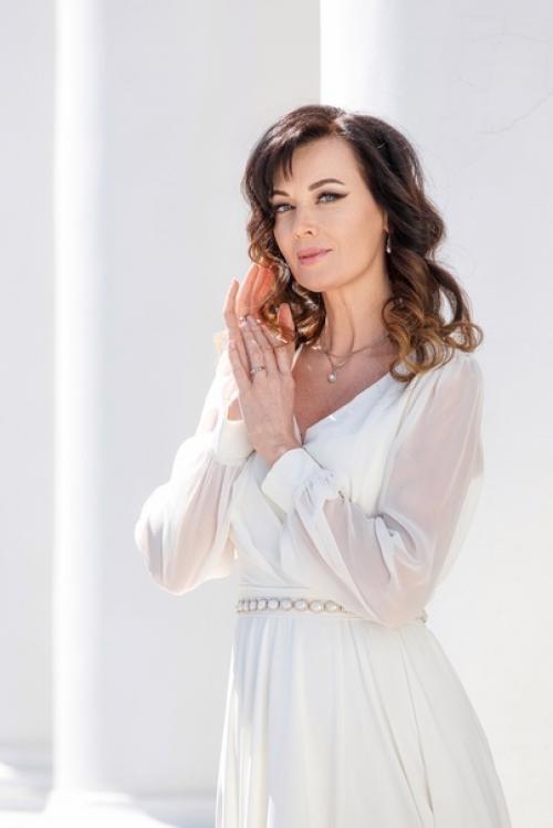 Наши специалисты создадут вам красивый образ на свадьбу и таинство венчания. 04