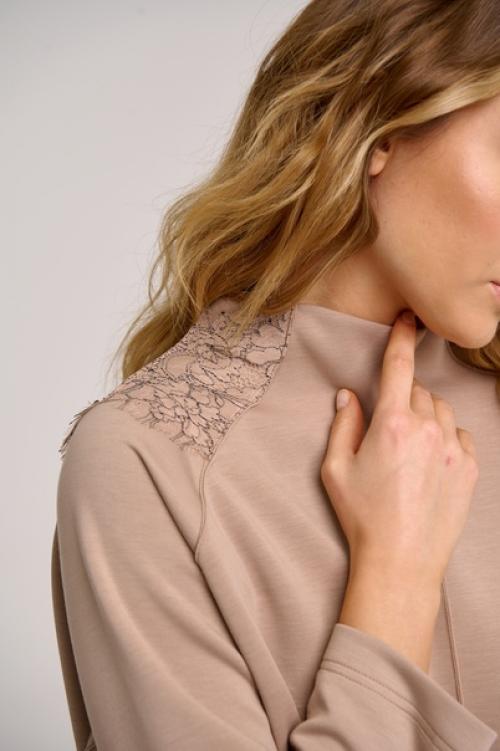 Бежевое платье олицетворяет собой женственность, сдержанность и внутреннее достоинство. 01