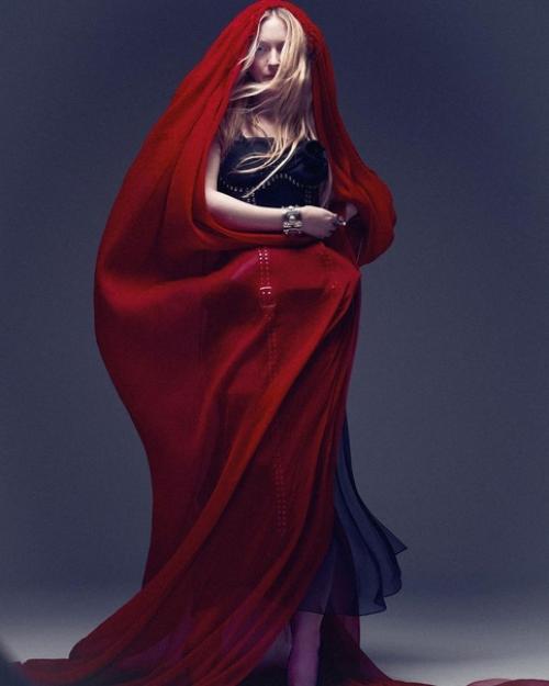 Сделать эффектные кадры можно на любом чистом фоне, добавьте изюминки за счет интересных образов и реквизита. 04