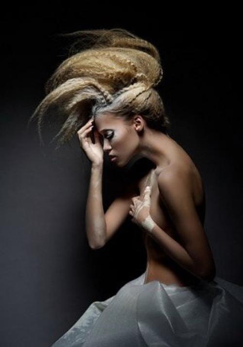 Чтобы создать привлекательный и стильный образ порой недостаточно нарядиться в роскошное платье и сделать качественный макияж. 01