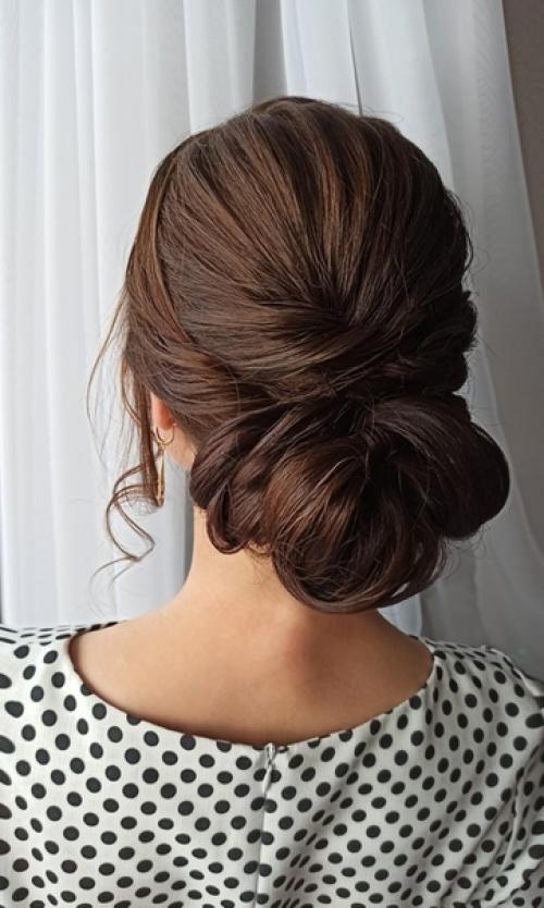 Иногда бывает достаточно сделать лёгкий пучок и макияж в натуральной гамме с аккуратными стрелками. 02