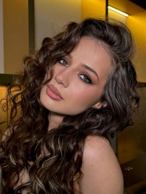 Каждый важный день в вашей жизни заслуживает особого внимания, и наша команда специалистов готова сделать его по-настоящему волшебным. 04