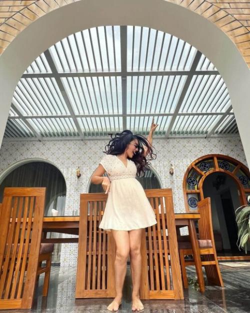 Соседская девушка сурбхи джиоти вибрирует в белых платьях. 02 Соседская девушка сурбхи джиоти вибрирует в белых платьях. 02