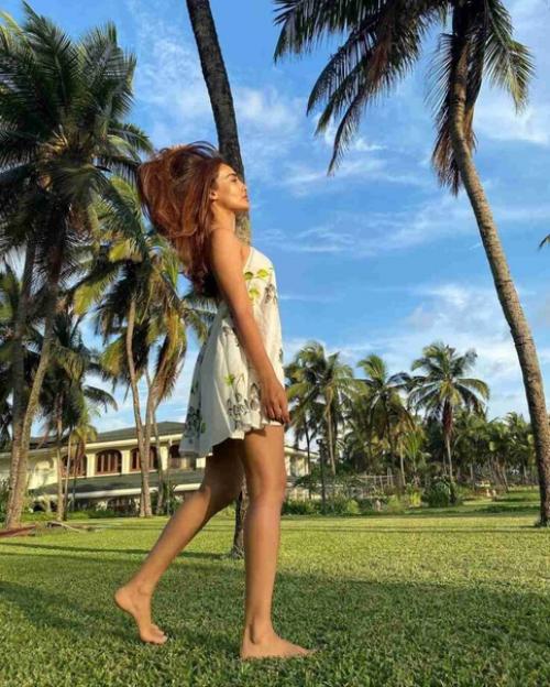 Соседская девушка сурбхи джиоти вибрирует в белых платьях. 06 Соседская девушка сурбхи джиоти вибрирует в белых платьях. 06