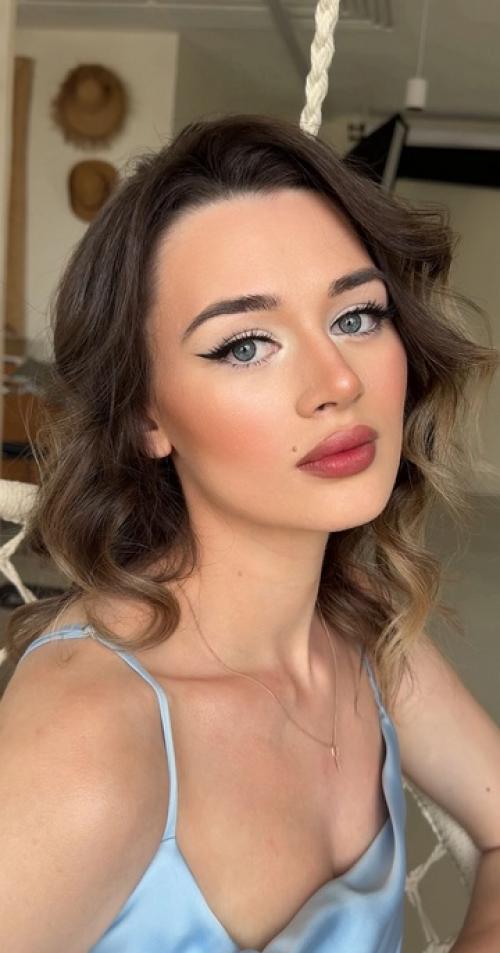 Каждый важный день в вашей жизни заслуживает особого внимания, и наша команда специалистов готова сделать его по-настоящему волшебным. 03