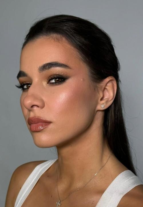 Каждый важный день в вашей жизни заслуживает особого внимания, и наша команда специалистов готова сделать его по-настоящему волшебным. 02