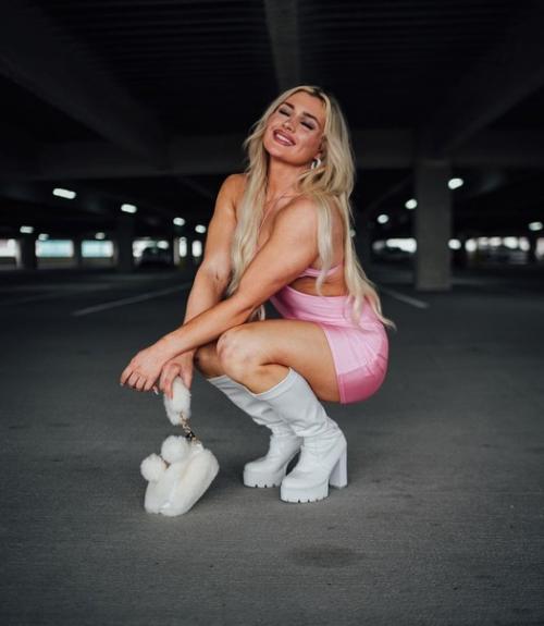 - Тиффани страттон считала себя Барби ещё до прихода в WWE: 01