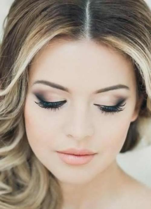 Стилиста!  Нужна прическа и макияж нужна.  можно сделать уже 22. 01