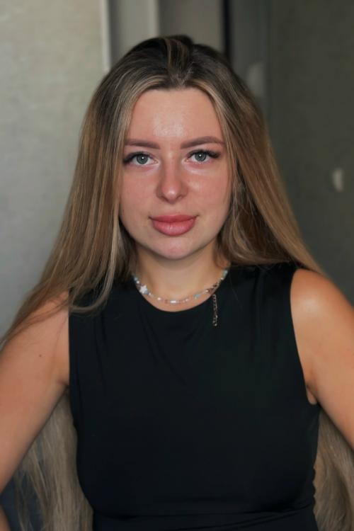 Нежный, но выразительный образ для нашей юной невесты.  
