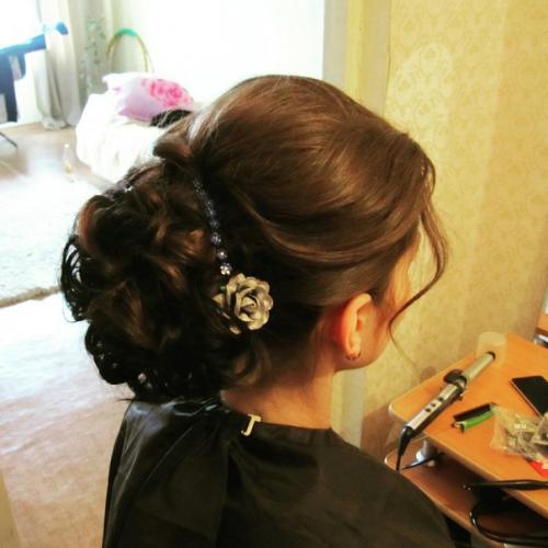 Даже за полгода до того, как прозвучит последний звонок, будущие выпускницы задумываются о своём имидже на предстоящем выпускном вечере. 02