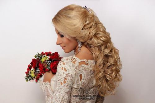 Даже за полгода до того, как прозвучит последний звонок, будущие выпускницы задумываются о своём имидже на предстоящем выпускном вечере. 04