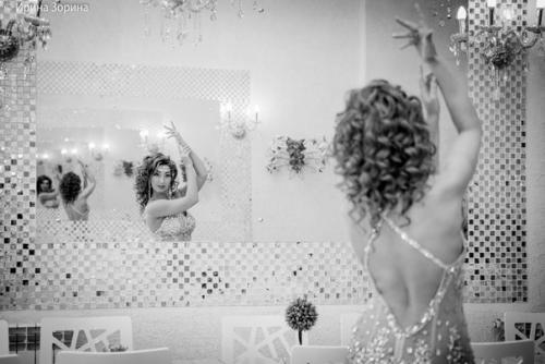 Девушки, успейте сделать фотосессию в шикарных платьях. 01