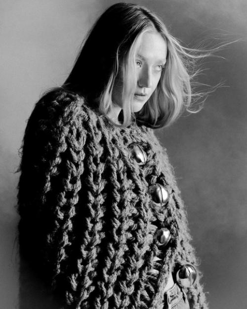 Сделать эффектные кадры можно на любом чистом фоне, добавьте изюминки за счет интересных образов и реквизита. 01