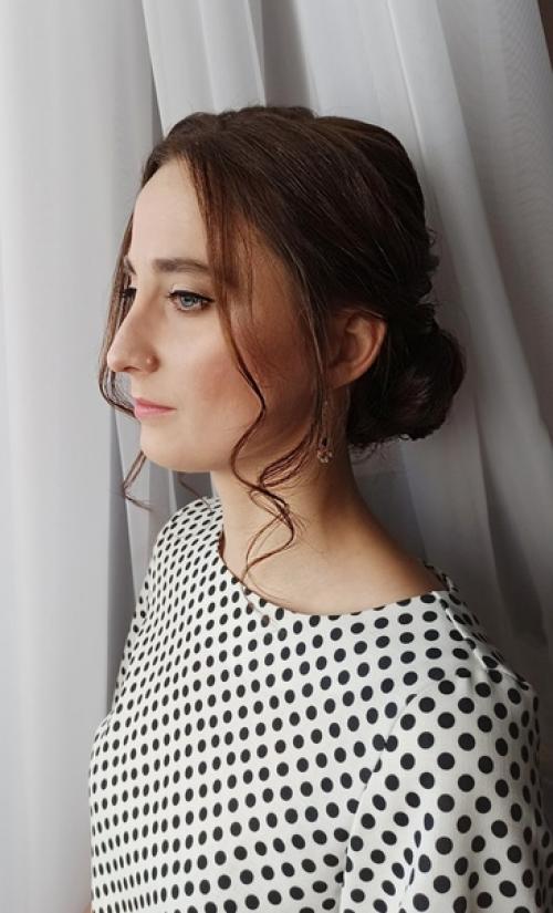 Иногда бывает достаточно сделать лёгкий пучок и макияж в натуральной гамме с аккуратными стрелками. 01