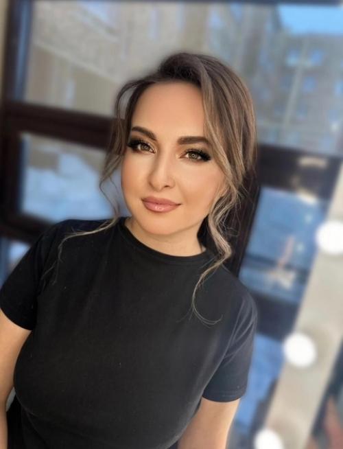 Каждый важный день в вашей жизни заслуживает особого внимания, и наша команда специалистов готова сделать его по-настоящему волшебным. 01