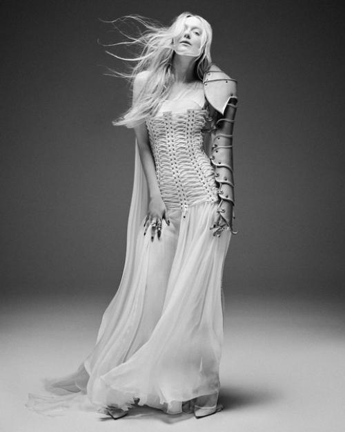 Сделать эффектные кадры можно на любом чистом фоне, добавьте изюминки за счет интересных образов и реквизита. 02