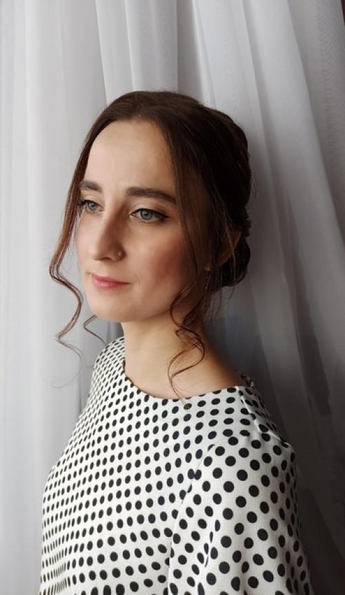 Иногда бывает достаточно сделать лёгкий пучок и макияж в натуральной гамме с аккуратными стрелками. 03