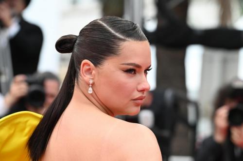 На каннском фестивале звезды решили удивить изысканными нарядами. 02