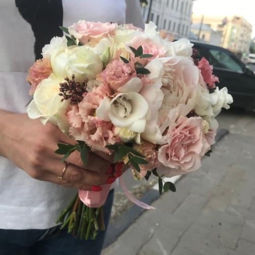 Я вспомнила, что задолжала пост о том, как я подбирала букеты к образам невесты! 07