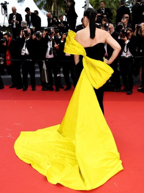 На каннском фестивале звезды решили удивить изысканными нарядами. 01