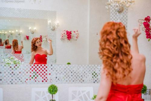 Девушки, успейте сделать фотосессию в шикарных платьях. 07