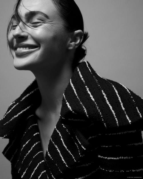 Галь гадот стала главной героиней фотосессии для мартовского номера Harper's Bazaar Spain 2025. 01