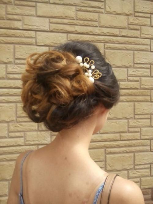 Кожа вокруг глаз очень тонкая, поэтому не жалей сил по уходу за ней, даже если зловещие морщинки отсутствуют. 08