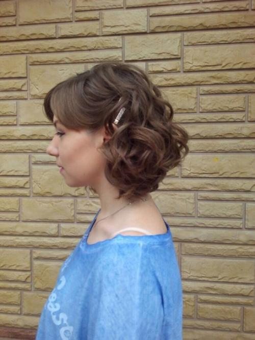 Кожа вокруг глаз очень тонкая, поэтому не жалей сил по уходу за ней, даже если зловещие морщинки отсутствуют. 05