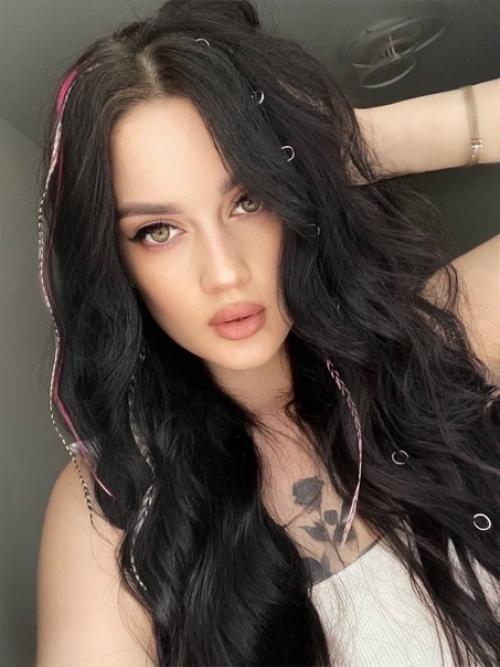 Любимая прическа популярных блогеров, звезд - косички с колечками. 01