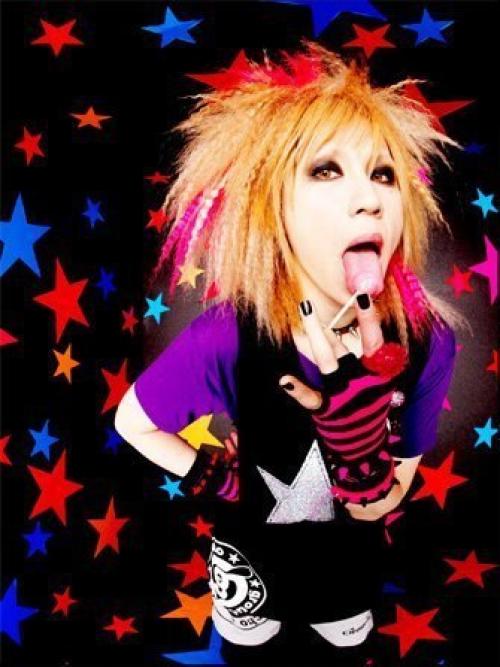 Visual Kei (яп.  Видзюару кэй - субкультура, возникшая на базе J -Rockа и глэма в 1980-е. Visual kei означает, буквально, визуальный стиль. 07