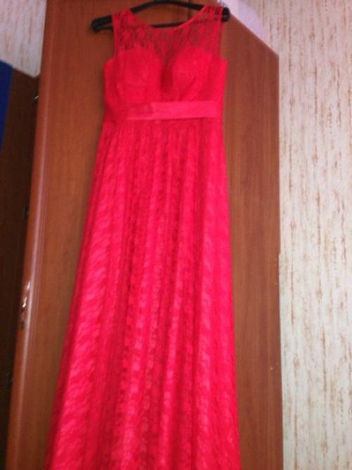 Продам очень красивое кружевное платье красного цвета. 01