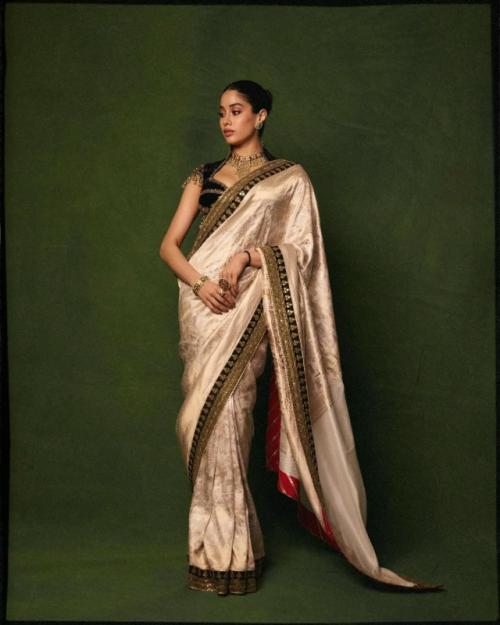 Образ джанви в сари от Marwar Couture. 02