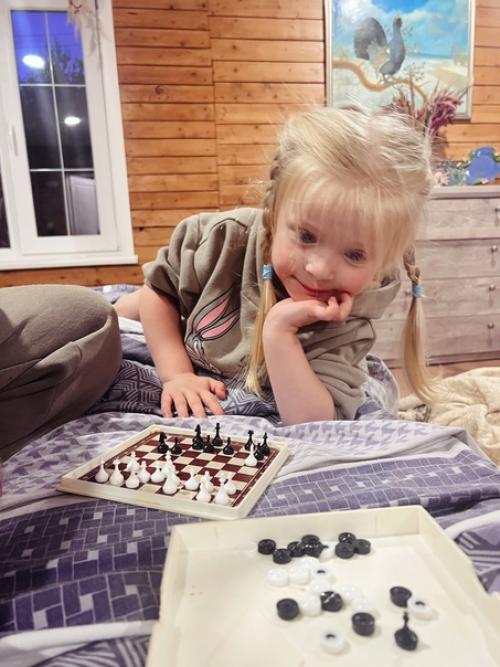 Вечер одного дня Елизаветы: рисовашки, прогулки, учеба с папой по шахматам, песенка про алфавит, выходы из лабиринтов и нахождения отличий. 02