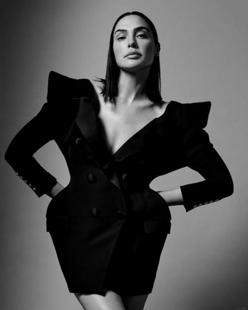 Галь гадот стала главной героиней фотосессии для мартовского номера Harper's Bazaar Spain 2025. 08