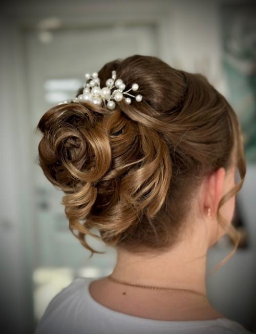 Свадебная прическа играет важную роль в образе невесты на её особом дне. 01