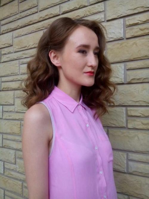 Кожа вокруг глаз очень тонкая, поэтому не жалей сил по уходу за ней, даже если зловещие морщинки отсутствуют. 02